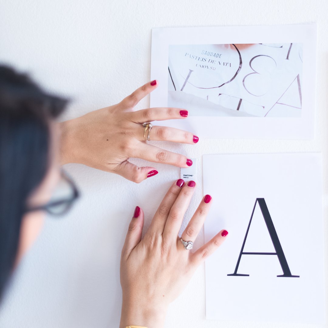 Valeria Plasmati che sta creando una moodboard per una brand identity