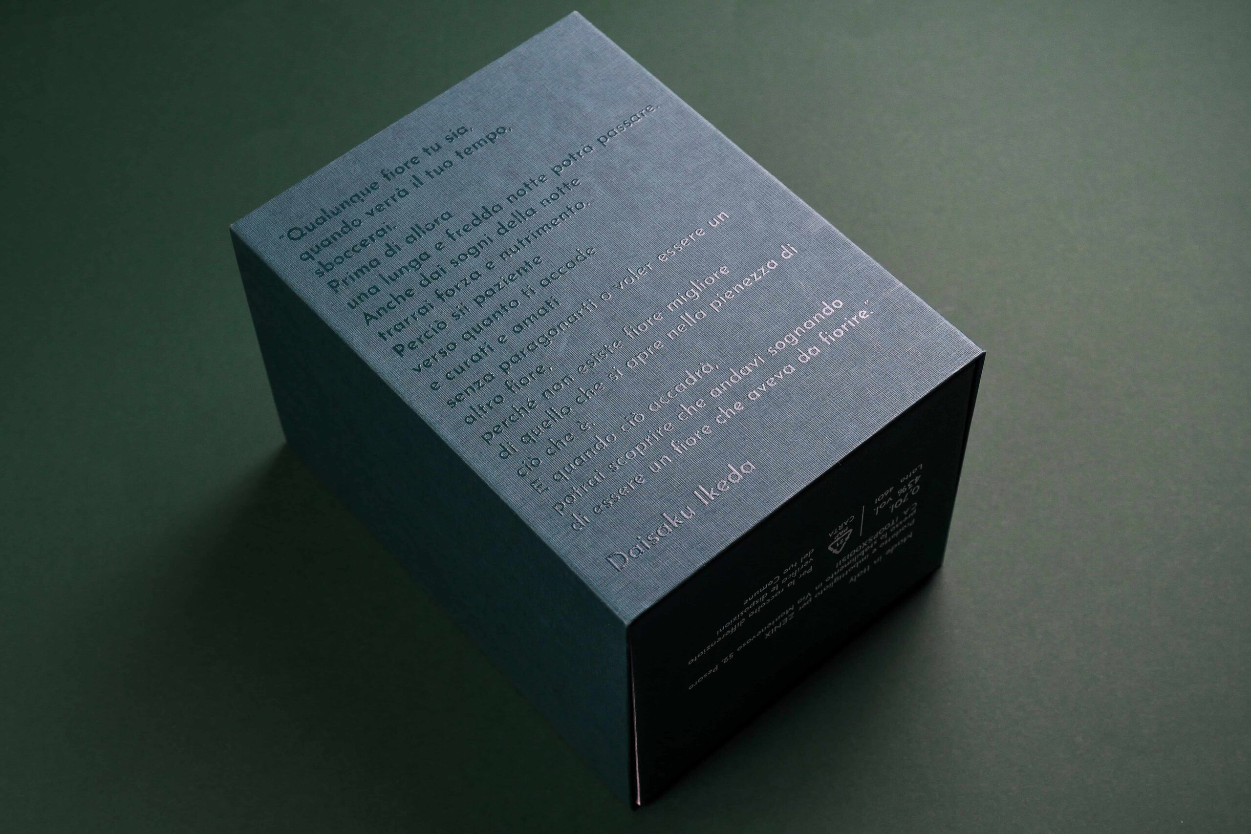 Dettagli dei serigrafia UV su scatola KYO gin progetto di Valeria Plasmati