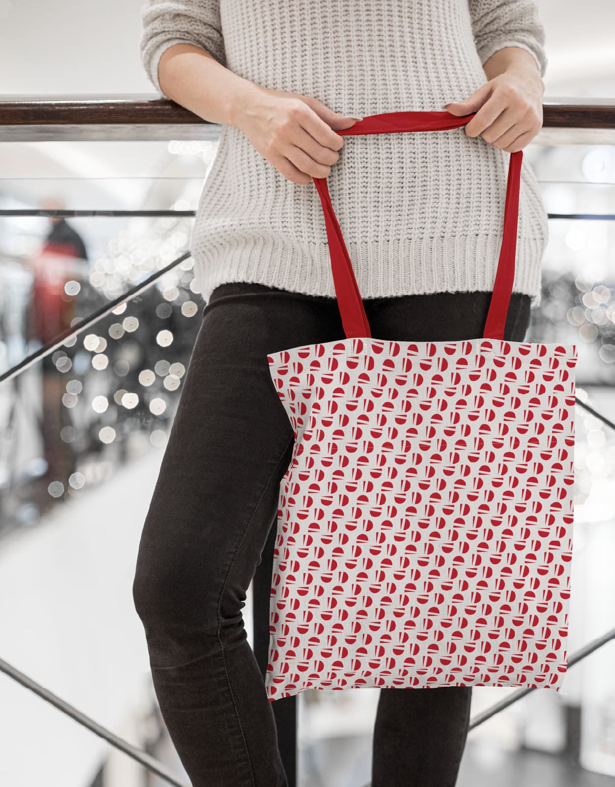ragazza che tiene in mano una shopper in cotone con manici rossi e pattern di Discovery pisa progettato da Valeria Plasmati