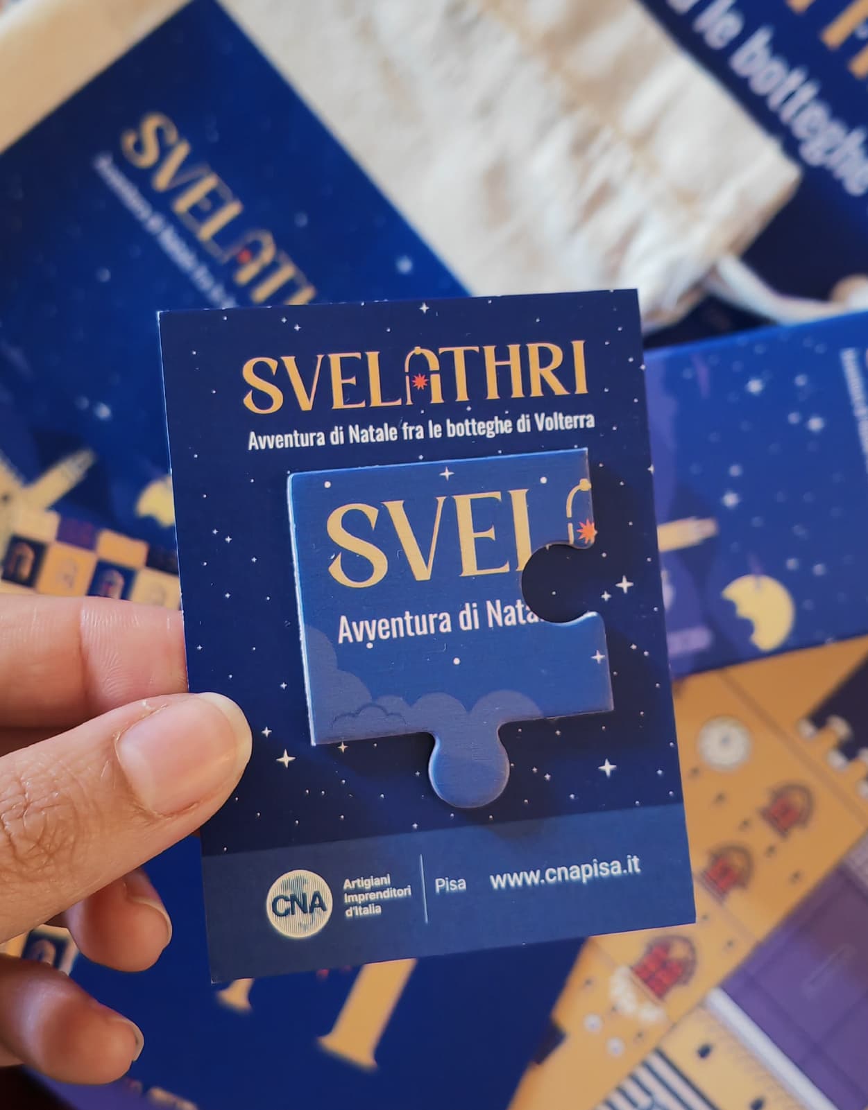 pezzo di puzzle di Svelathri edizione 2025, direzione creativa Valeria Plasmati