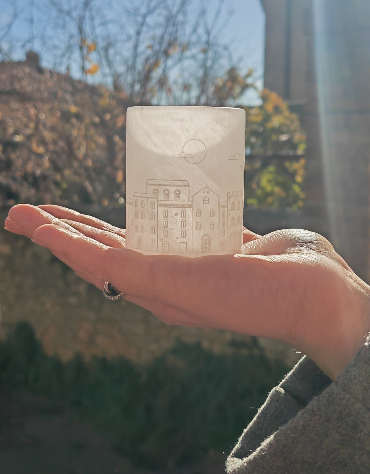 porta candela in alabastro con illustrazione Svelatrhi special edition 2025, Direzione creativa Valeria Plasmati