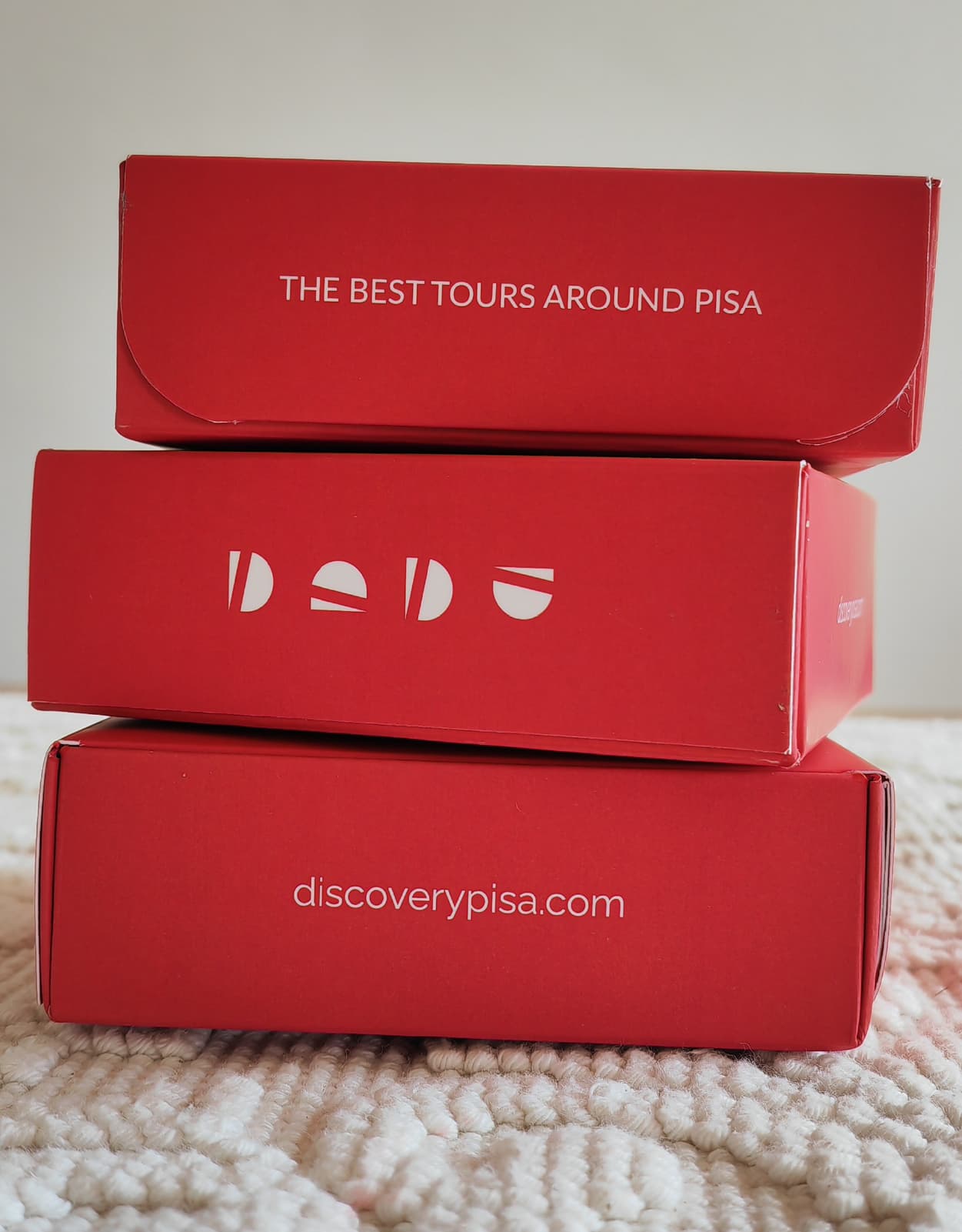 pila di tre scatole rosse, foto di Valeria Plasmati