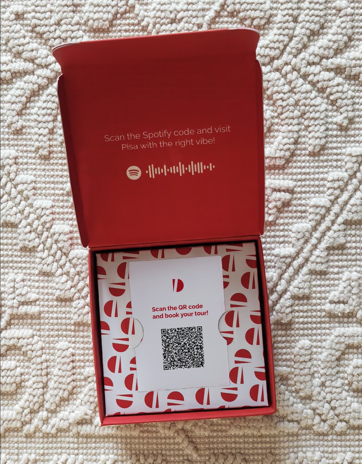 pakaging per hotel con biglietto e qr code per prenotazione